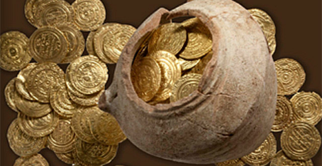 Gold coins and a pottery vessel found near Herzliya (Israel Ministry of Tourism)