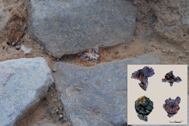 An image shows paving stones of the Hermeskeil camp’s gateway, with a shoe nail between the stones. The box shows iron shoe nails from sandals of Roman soldiers found at the site (© Sabine Hornung / Arno Braun)