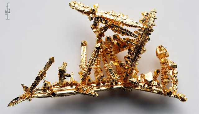 Gold crystals (Alchemist-hp, www.pse-mendelejew.de / CC BY-SA 3.0)