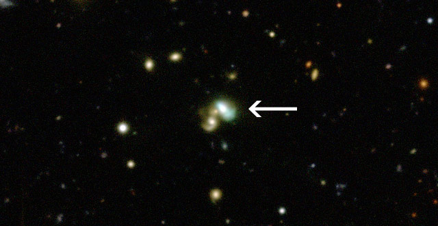 This image shows a close-up of the sky around the green bean galaxy J2240 (CFHT / ESO / M. Schirmer)