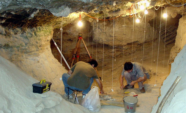Researchers in the Tianyuan Cave (Institute of Vertebrate Paleontology and Paleoanthropology)