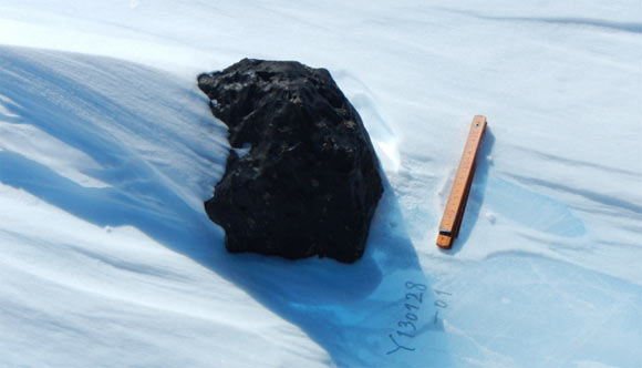 An 18kg meteorite found 140km south of Princess Elisabeth Antarctica (© International Polar Foundation / Vinciane Debaille) An 18kg meteorite found 140km south of Princess Elisabeth Antarctica (© International Polar Foundation / Vinciane Debaille)