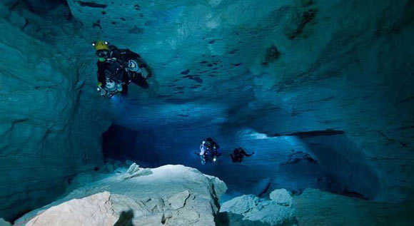 Divers in the Weebubbie cave (Liz Rogers)