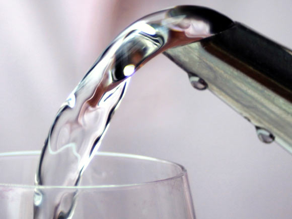 According to a new study by researchers at the University of North Carolina at Chapel Hill and the University of Adelaide, Australia, fluoridated water reduces tooth decay in adults, even if they start drinking it after childhood (Jenny Downing / CC BY 2.0)