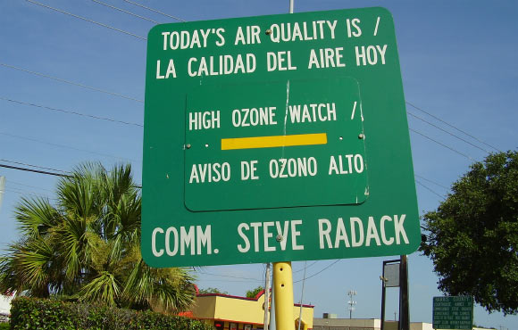 Air quality signboard indicating an ozone watch in Gulfton, Houston 
