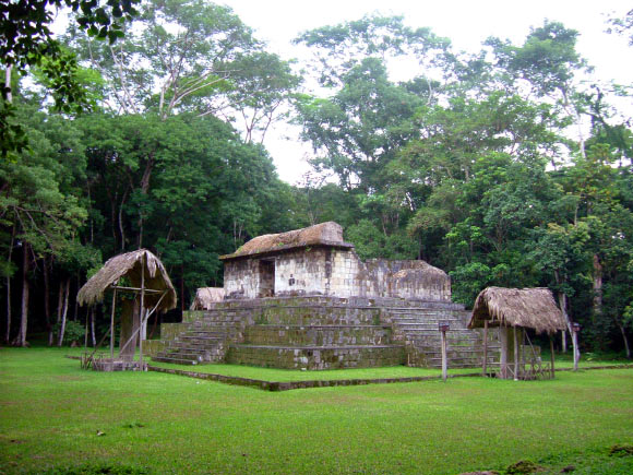 Excavations at Ceibal suggest that the origins of early Maya civilization are more complex than previously thought. The image shows the temple plaza at Ceibal (Sébastian Homberger / CC BY-SA 3.0)