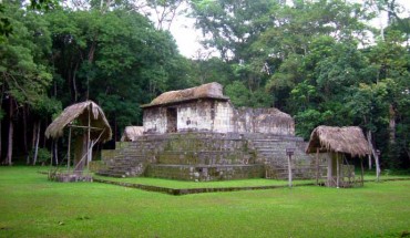 Excavations at Ceibal suggest that the origins of early Maya civilization are more complex than previously thought. The image shows the temple plaza at Ceibal (Sébastian Homberger / CC BY-SA 3.0)