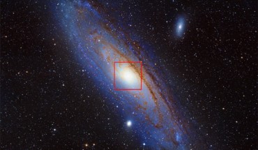 This wide-field view of Andromeda contains optical data from the Burrell Schmidt telescope of the Warner and Swansey Observatory on Kitt Peak in Arizona. The marked area shows the region of the Chandra observations (NOAO / AURA / NSF / REU Prog. / B. Schoening, V. Harvey / Descubre Fndn. / CAHA / OAUV / DSA / V.Peris)