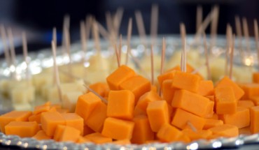 The new study suggests that cheese has the highest anticariogenic property among the dairy products. The image shows cheddar cheese cubes (Guillaume Paumier / CC BY-SA 3.0)