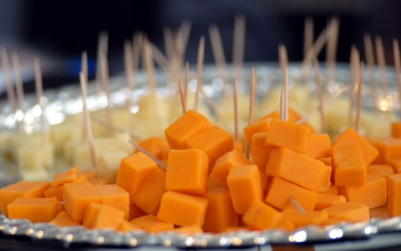 The new study suggests that cheese has the highest anticariogenic property among the dairy products. The image shows cheddar cheese cubes (Guillaume Paumier / CC BY-SA 3.0)