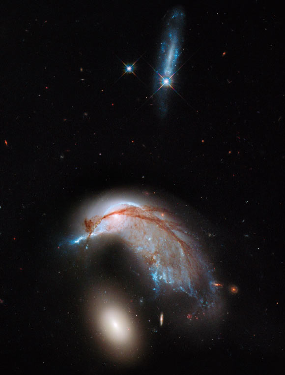 Galaxy pair Arp 142, below the center of the image (NASA / ESA / Hubble Heritage Team / STScI / AURA)
