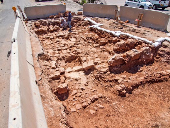 1,800-year-old remains of the Roman road from Jaffa to Jerusalem (Assaf Peretz / Israel Antiquities Authority)