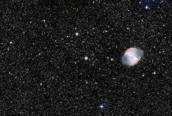 This star field image shows the star HD 189733, center. To the right of the star is the notable planetary nebula Messier 27 (NASA / ESA / Digitized Sky Survey 2 / Davide De Martin / Hubble)