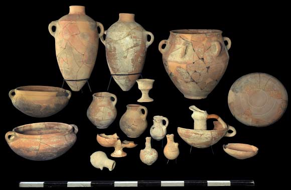 Finds from Khirbet Qeiyafa (Clara Amit / Israel Antiquities Authority)