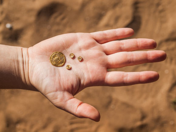 Byzantine gold coin found at the archaeological site of the ancient city of Apollonia-Arsuf (Pavel Shargo / Institute of Archaeology / Tel Aviv University)