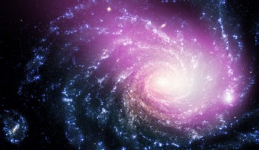 X-ray data, in purple, show the hot gas has a comet-like appearance, caused by the motion of the dwarf galaxy. Optical data reveal the spiral galaxy NGC 1232 in blue and white (X-ray: NASA / CXC / Huntingdon Inst. for X-ray Astronomy / G. Garmire; optical: ESO / VLT).