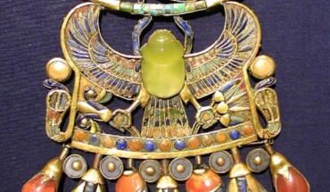 This image shows Tutankhamun's pectoral with a scarab carved from the Libyan Desert Glass. Image credit: Jon Bodsworth.