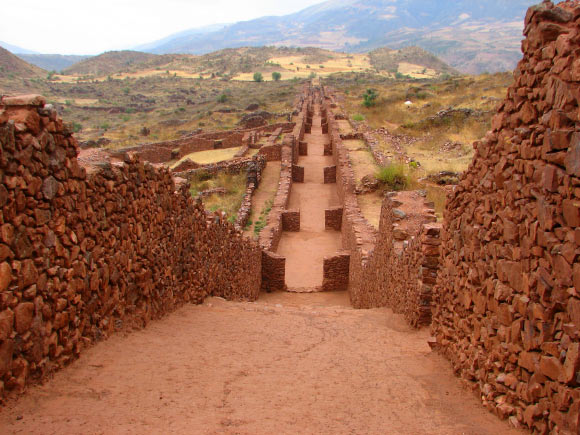 Street in the Wari city of Pikillaqta, about 20 km east of Cusco, Peru. Image credit: Erick Again / CC BY-SA 3.0