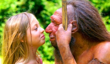 This image shows a Neanderthal and a human kid. Image credit: Neanderthal Museum.