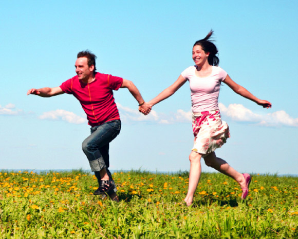 Men walk at a slower pace to match the females' paces only when the female is their romantic partner. Image credit: Virginia Commonwealth University.