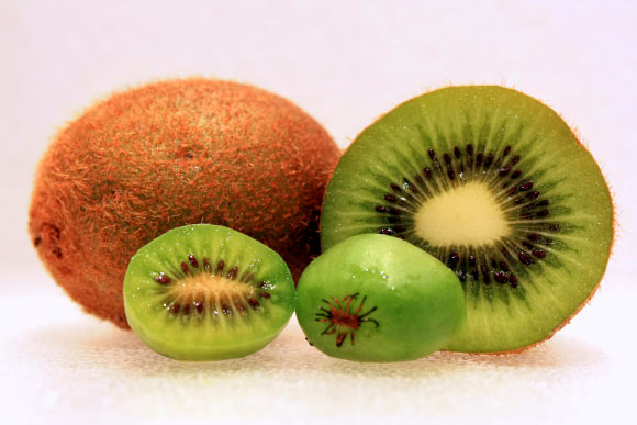 Kiwifruits. Image credit: Hiperpinguino / CC BY-SA 3.0.