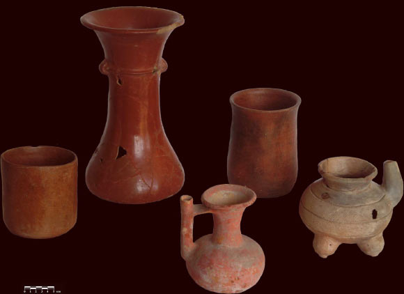 This image shows five vessels that tested positive for chili pepper. Each vessel had a culinary use. The second vessel from the right represents the earliest evidence of chili pepper consumption in Mexico, around 400 BC. Scale bar – 5 cm. Image credit: Roberto Lopez and Emiliano Gallaga Murrieta.