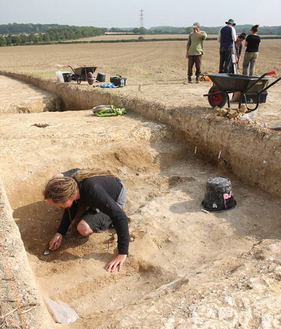 Archaeologists examine part of the Neolithic site at Damerham. Image credit: Wickstead H et al.