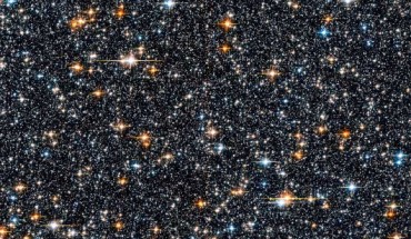 About 44 million stars and galaxies, among them hundreds of thousands that are unexpectedly fading or brightening, have been catalogued by astronomers from Australia and UK. Image credit: NASA / ESA / W. Clarkson, Indiana University and UCLA / K. Sahu, STScI.