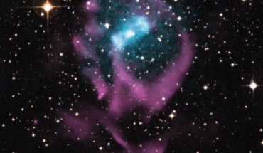 This composite image shows the X-ray binary Circinus X-1. Image credit: X-ray – NASA / CXC / University of Wisconsin-Madison / S.Heinz et al; optical - DSS; radio – CSIRO / ATNF / ATCA.