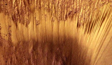 Recurrent slope linea on the south-facing slope of a crater on the floor of Melas Chasma, Mars. Image credit: McEwen AS et al / NASA / JPL-Caltech / University of Arizona.