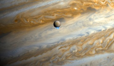 This artist's impression shows Jupiter and its moon Europa using actual Jupiter and Europa images in visible light. The Hubble ultraviolet images showing the faint emission from the newly discovered water vapor plumes have been superimposed, respecting the size but not the brightness of the plumes. Image credit: NASA / ESA / M. Kornmesser / L. Roth, Southwest Research Institute and University of Cologne / J. Saur, University of Cologne / K. Retherford, Southwest Research Institute / D. Strobel and P. Feldman, Johns Hopkins University / M. McGrath, Marshall Space Flight Center / F. Nimmo, University of California, Santa Cruz.