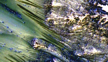 Recurring slope lineae emanating from bedrock exposures at Palikir crater on Mars during southern summer. Image credit: Lujendra Ojha et al / Geophysical Research Letters.