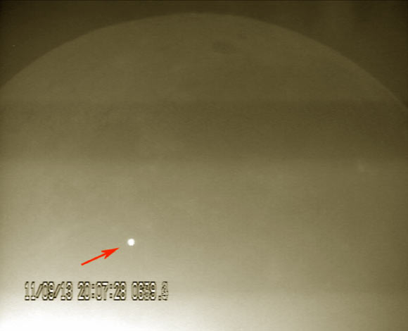 An image of the flash resulting from the impact of a large meteorite on the lunar surface on 11 September 2013, obtained with the 0.36-m-telescope in Sevilla, Spain. Image credit: Jose M. Madiedo / MIDAS.