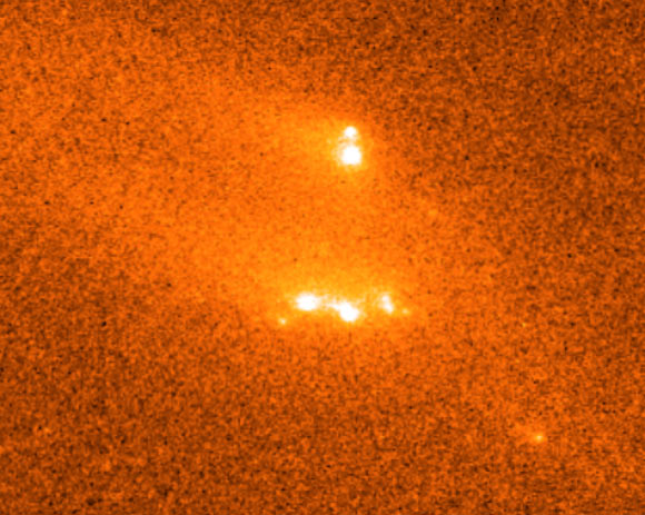 This image shows small pieces of the asteroid P/2013 R3. Image credit: NASA / ESA / D. Jewitt, UCLA.