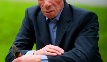 A model of a Neanderthal man in modern clothing. Image credit: H. Neumann / Neanderthal Museum.