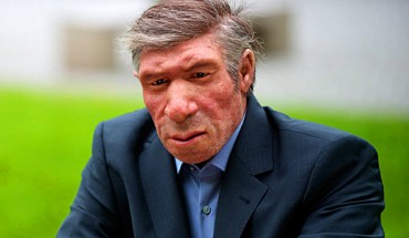 A model of a Neanderthal man in modern clothing. Image credit: H. Neumann / Neanderthal Museum.