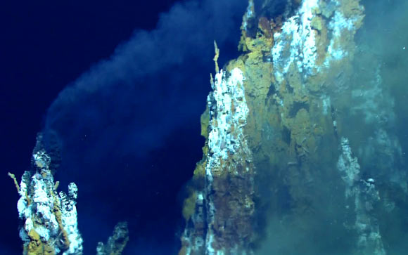 Hydrothermal vent in the Lau Basin, the western Pacific Ocean. Image credit: MARUM / University of Bremen / NOAA-Pacific Marine Environmental Laboratory.