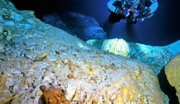 Cave diver inspects the skull of Naia, a 12,500-year-old teenage girl discovered in a submerged cave on the Yucatan peninsula of Mexico. Image credit: Daniel Riordan Araujo.
