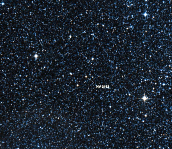 This image shows the giant, variable star HV 2112. Image credit: Digital Sky Survey / Centre de Données astronomiques de Strasbourg.