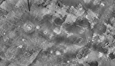 Unlike an ordinary daytime photo, this nighttime image of Martian surface shows how warm various surface areas are: brighter tones mean warmer temperatures, which indicate areas with rockier surface materials; darker areas indicate cooler and dustier terrain. Image credit: NASA / JPL-Caltech / Arizona State University.