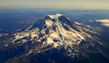 Aerial photograph of Mount Rainier taken on September 14, 2011. Image credit: Michael Arthur Hill / CC BY-SA 3.0.