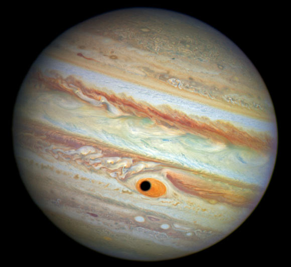 This natural-color picture was taken with the Wide Field Camera 3 on board the Hubble Space Telescope. Image credit: NASA / ESA / A. Simon, Goddard Space Flight Center / C. Go / Hubble Heritage Team / STScI / AURA.