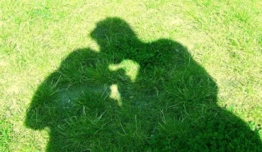 Partners who kiss each other at least nine times a day share similar communities of oral bacteria, the team says. Image credit: Skyggefotografen / CC BY 2.0.