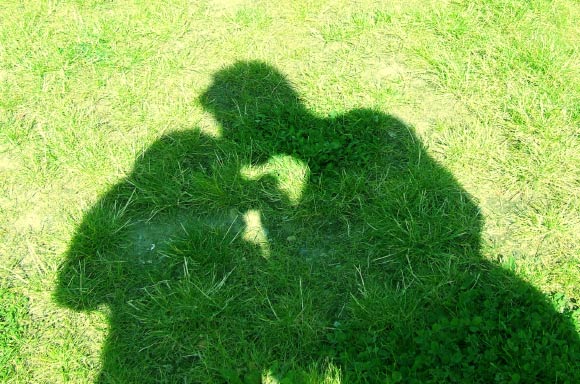 Partners who kiss each other at least nine times a day share similar communities of oral bacteria, the team says. Image credit: Skyggefotografen / CC BY 2.0.