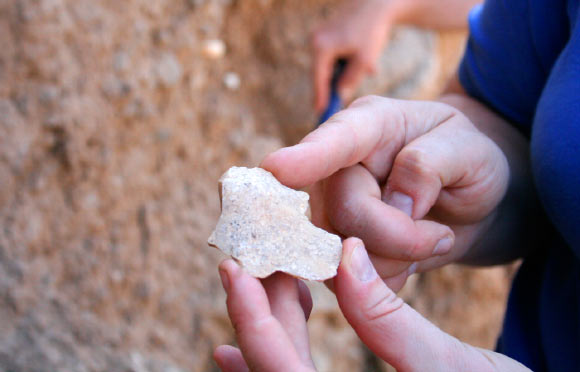 1.2-million-year-old quartzite flake found in Turkey. Image credit: Royal Holloway University of London.