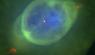 This image combines X-ray data collected by XMM-Newton telescope (blue) with optical observations from Hubble (green and red). Image credit: ESA / XMM-Newton / Y.-H. Chu / R.A. Gruendl / M.A. Guerrero / N. Ruiz / NASA / Hubble team / A. Hajian / B. Balick.