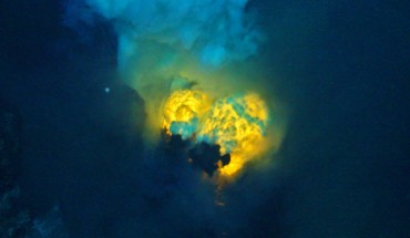Eruption of a deep-sea volcano. Image credit: University of Washington.