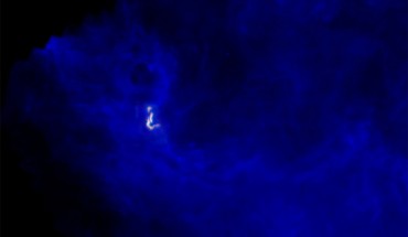 Barnard 5 seen within its neighborhood, embedded in dust (blue) as seen with ESA’s Herschel Space Observatory, in infrared light. Image credit: Bill Saxton / NRAO / AUI / NSF.