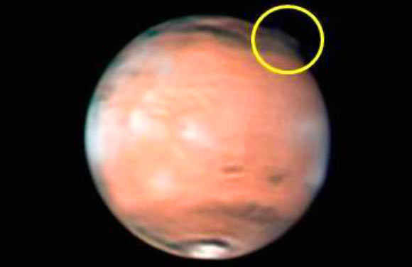 This image shows the location of the mysterious plume (circled) on Mars; south is up. Image credit: W. Jaeschke / D. Parker.