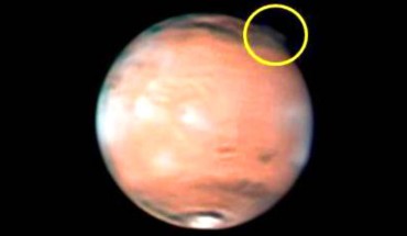 This image shows the location of the mysterious plume (circled) on Mars; south is up. Image credit: W. Jaeschke / D. Parker.